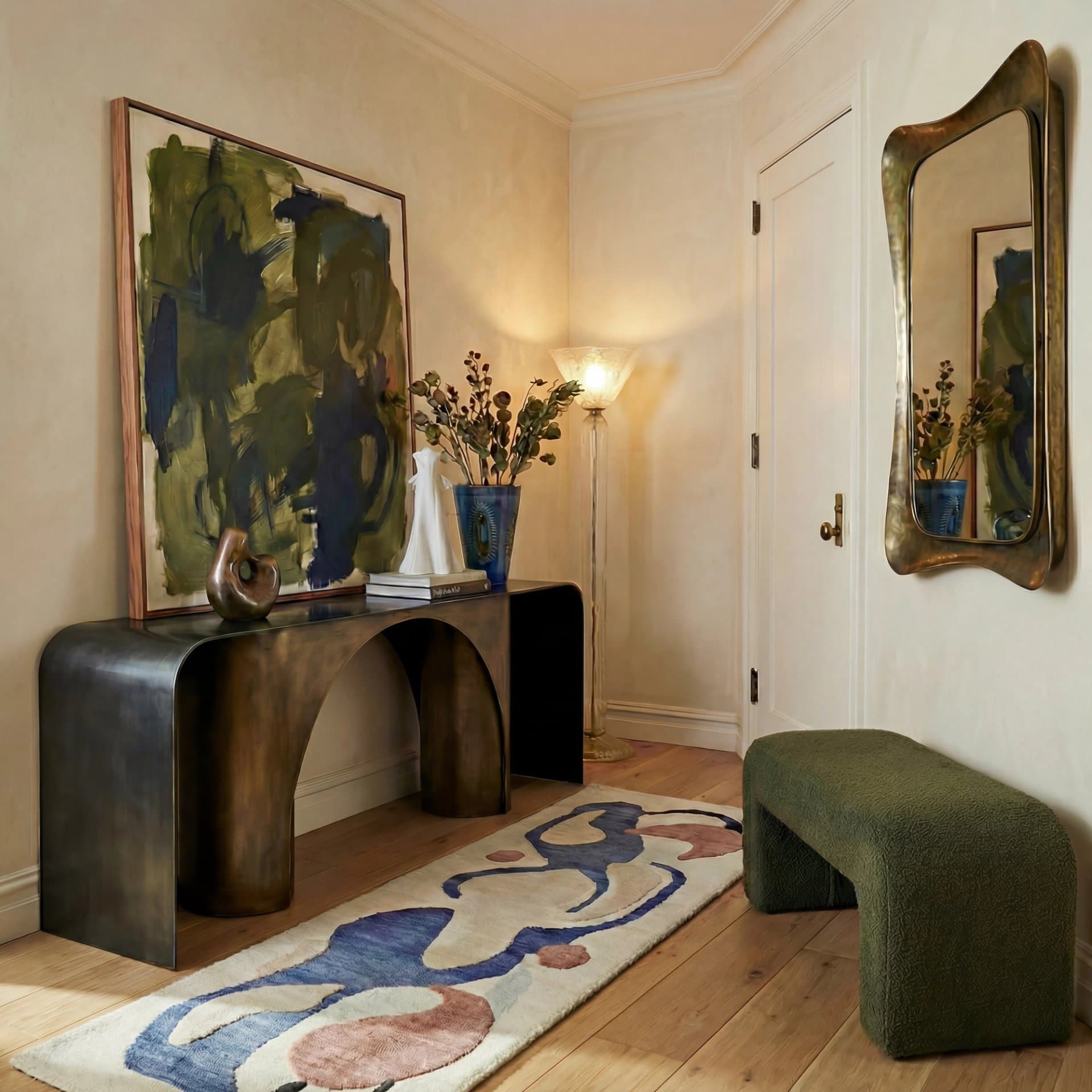 Console sombre et grande peinture