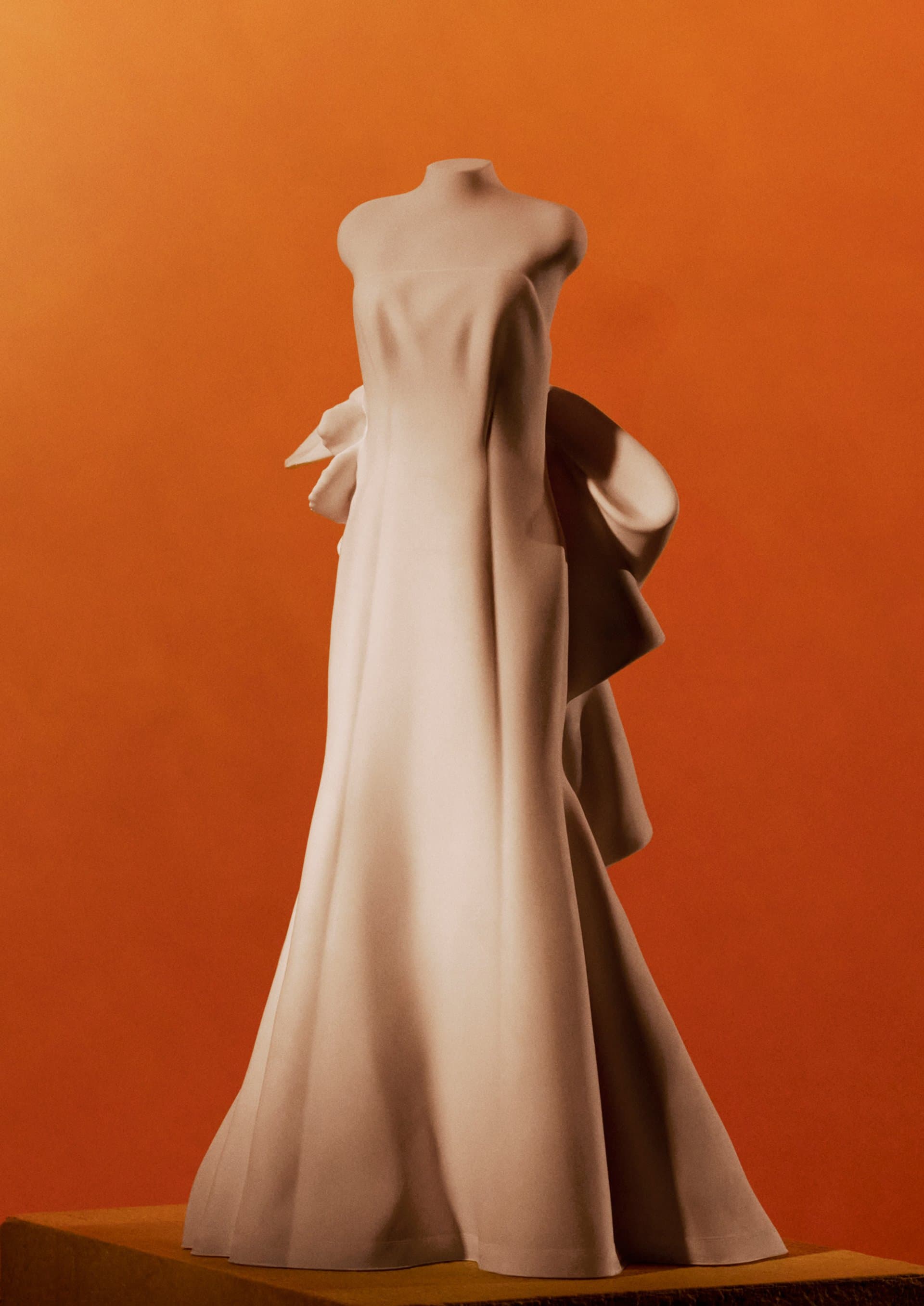 Les mains d'Eva cousant un tissu à l'atelier