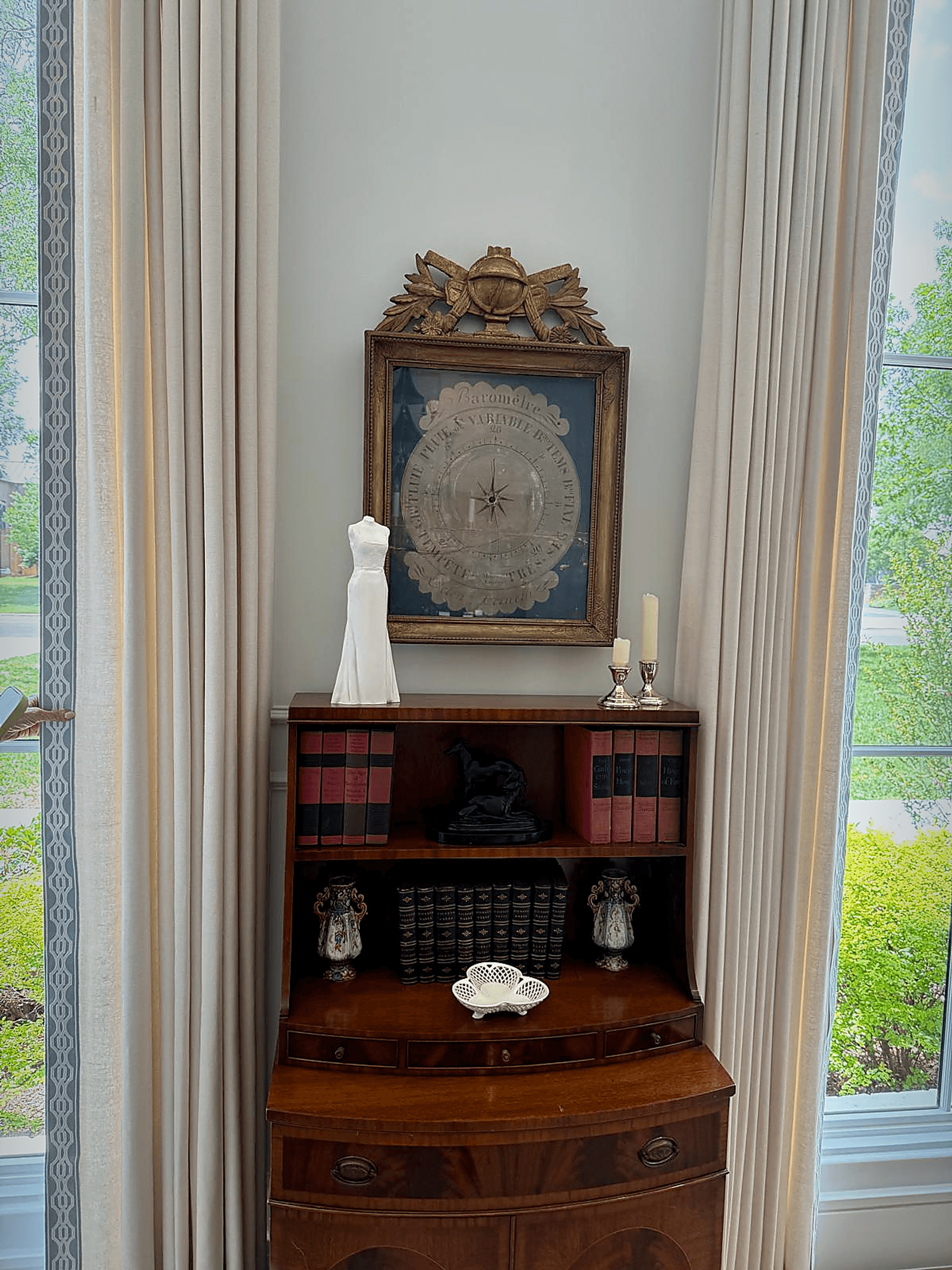 Cabinet ancien entre deux fenêtres